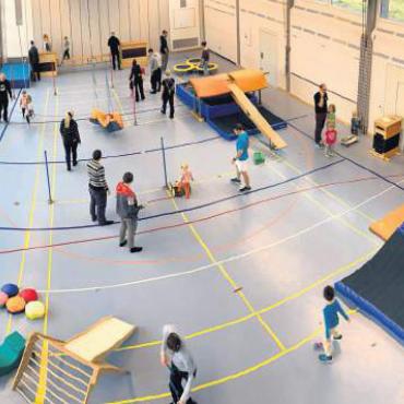 Bewegung, Begegnung und Börse - Die Turnhalle St. Benedikt in Hermetschwil-Staffeln lädt Familien mit Kleinkindern bald wieder alle zwei Wochen zum freien und kostenlosen Spielen mit Turngeräten und Utensilien. Eines von vielen Angeboten des Elternkreises. Bild: zg