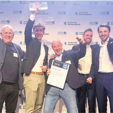 Award mit Strahlkraft - Da kommt ganz grosse Freude auf, die Verantwortlichen der Lumvin AG feiern mit doppelter Wohler Beteiligung den Leuchtturmpreis (v. l.): Urs Müller (Investor), Kristjan Jozipovic (Gründer), Martin Laubacher (Verwaltungsrat und Unternehmensentwickler), Fabio Vettiger (Head of Growth) und Besfort Biljali (Gründer).