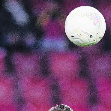 Sein Blick geht nach oben - Überraschung mit Winterthur, Sinkflug bei YB. Dazu A-Nati und Champions League. Das Jahr 2024 war das ereignisreichste in Marvin Kellers Karriere. Bilder: Freshfocus / Stefan Sprenger