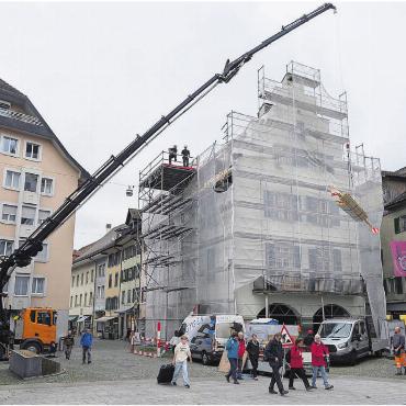 Vor der Vollendung - Die Arbeiten am Stierli-Haus waren in den letzten Monaten zuweilen spektakulär. Nun stehen sie bald vor dem Abschluss. Bild: Marco Huwyler