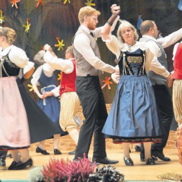 Martins Wunsch - Die Volkstanzgruppe Eggenwil präsentiert am 26. und 27. Oktober acht Tänze. Zudem wird die Kindervolkstanzgruppe zu erleben sein. Bilder: Archiv/rwi