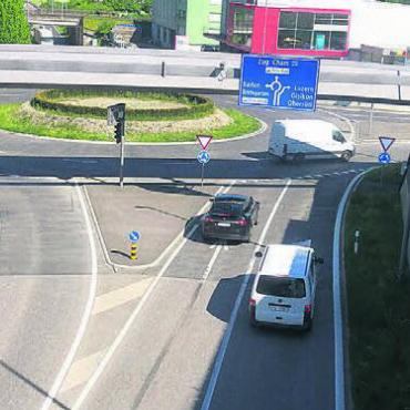 Die Umfahrung funktioniert - Die Südwestumfahrung Sins wurde im September 2021 in Betrieb genommen. Der Kanton hat 
nun Verkehrszahlen vor und nach dem Bau ausgewertet.
Bild: pd