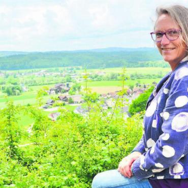Mit vereinten Kräften viel bewegt - In der Natur und in Bewegung könne das Hirn freier arbeiten, sagt Barbara Weber, abtretende Frau Vizeammann von Oberlunkhofen, mit Blick übers Reusstal. Bilder: Thomas Stöckli / Archiv