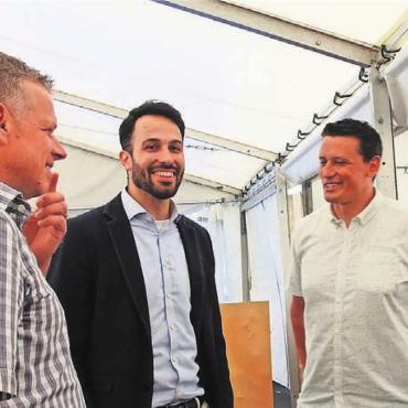Zusammen unterwegs sein - Festredner Gabriel Ganarin, flankiert von Gemeindeammann Simon Zubler (links) und Gemeinderat Pascal Vontobel. Bild: bo