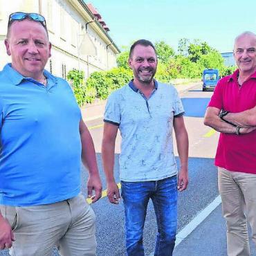 Jetzt doch mit Velostreifen - Velostreifen auf der Luzernerstrasse freuen (v. l.) Stadtrat Stephan Troxler, Stefano Rigehtti und Walter Beer. Bild: rwi