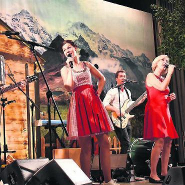 Mit Herzblut und Leidenschaft - «Oesch’s die Dritten» mit den Familienmitgliedern (von links) Hansueli, Kevin (leicht verdeckt), Melanie, Mike und Annemarie sowie mit Urs Meier boten dem Publikum eine tolle Show. Bilder: Erika Obrist