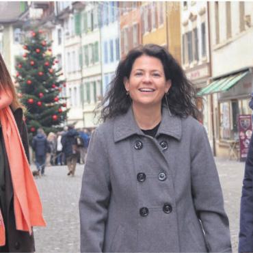 Mehr Gewicht für die Kultur - Was will die Bevölkerung von einem Kultursekretariat in Bremgarten? Dieser und weiteren Fragen möchten (v. l.) Projektmitarbeiterin Kultur Yaël Kaiser, Stadträtin Claudia Bamert und Stadtschreiber-Stellvertreterin Maja Schelbert mittels Online-Umfrage nachgehen. Bild: Sabrina Salm