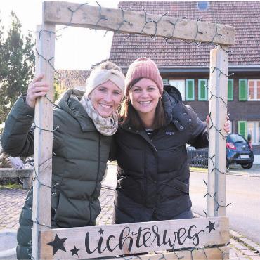 Noch einmal magische Abende - Noch einmal bündeln sie ihre Kräfte und organisieren den Lichterweg im Muri-Dorf. Die Vorfreude bei den Organisatorinnen Anita Frey (links) und Sandra Trottmann ist gross. Am Donnerstag gehts los. Bild: Archiv