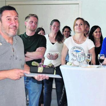 Mit Herz und Verstand - 40 Jahre Schuldienst in Zufikon: Das ganze Lehrerkollegium, der Gemeinderat sowie die Abteilungsleiter der Verwaltung gratulierten Giovanni Soricelli (vorne links) zum Jubiläum. Bilder: Erika Obrist