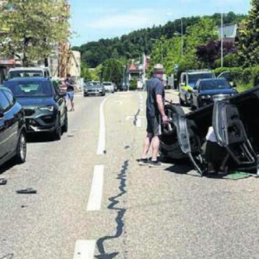 Lenkerin eingeklemmt - Das Unfallauto kam erst auf dem Dach zum Stillstand. Bild: pz