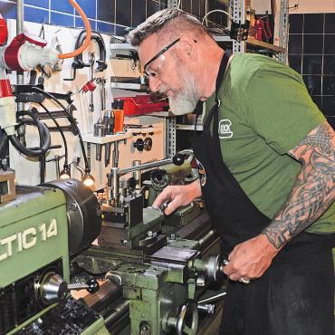 Fasziniert von der Technik - Eine Waffe instand zu setzen, bedeutet viel Handarbeit. Rolf Schaufelberger mag das sehr. Bild: Roger Wetli