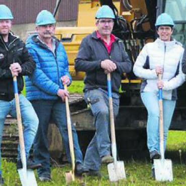 Das lange Warten hat ein Ende - Alle packen beim Spatenstich für die zwei Mehrfamilienhäuser im Unterdorf Bild: sab
