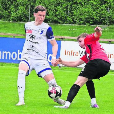 Das Leben selbst schwer gemacht - Sandi Sulejmanagic (links) gewinnt einen Zweikampf. Die Wohler sind auswärts in Münsingen aber einmal mehr an sich selbst gescheitert. Bild: Josip Lasic