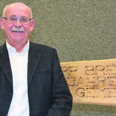 Sparen ist angesagt - Gemeindeammann Josef Brem erhielt zu seinem Abschied eine grosse Bank. Bild: Roger Wetli