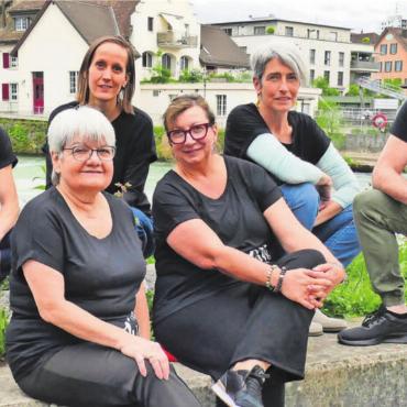 Zeigen, was Kunst alles kann - Das OK ArtWalk Bremgarten hat auch dieses Jahr wieder Beachtliches in petto: Simone Meier, Lis Glavas, Rahel Hermann, Biggi Winteler, Karin Schaufelbühl und René Walker (von links). Bild: zg