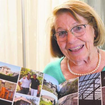 Herzliche Helferin - Esther Bänziger schaut auf viele Erinnerungen zurück. Und engagiert sich nach wie vor. Bild: Roger Wetli