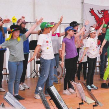 «Ein Rosen-Jubiläum» - Die Kinder der Bremgarter Kantorei legten in Hermetschwil-Staffeln einen stimmigen Auftritt hin, der bestens zum Anlass passte.