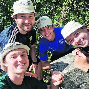 «Was machen wir da?» - Sie haben es geschafft! Ihr Ziel: der Grenzstein in Chancy. Bilder: zg