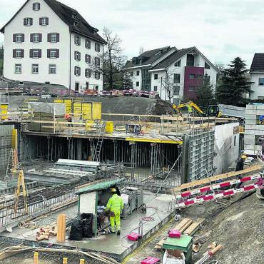 Erdsonden statt Holzschnitzel - Der Gemeinderat hat den Wechsel der Wärmeerzeugung beim Areal Gemeindehaus von Holzschnitzelheizung auf Erdsonden-Wärmepumpenanlagen entschieden. Ab Anfang April werden die Bohrungen vorgenommen. Bild: zg