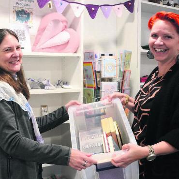 Die Distanz überwinden - Bibliotheksleiterin Simona Steger (links) hatte die Idee, Karin Villiger, die Leiterin der Aktivierung, war sofort dabei. Seither profitieren die Senioren und Seniorinnen der Oberen Mühle von einer grossen Auswahl an Medien. Bild: Chregi Hansen