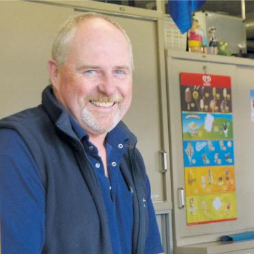 Gut, aber nicht sehr gut - Martin Burkart durfte in der letzten Badisaison an einigen Tagen über 2000 Leute begrüssen. Bild: Annemarie Keusch