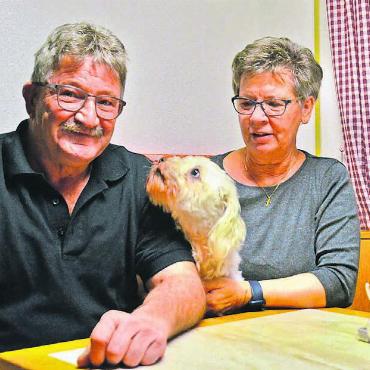 Zu wenig Schnee - Gemütlich zu Hause statt voll engagiert an ihrem Skilift: Margot und Alois Waser. Bilder: Thomas Stöckli / zg