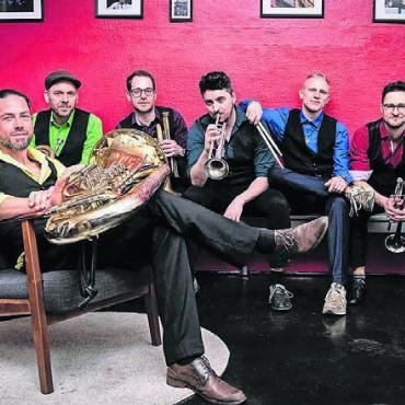 Warm ums Herz und viel Jazz - Fünfmal Blech, einmal Schlagzeug, sechsmal unbändige Spielfreude an der Musik – genau das macht das Molotow Brass Orkestar aus.