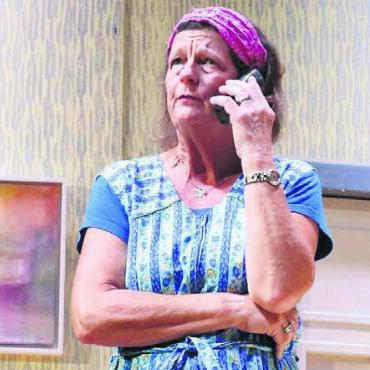 Putzfrau übernimmt das Zepter - Claudia Burkart spielt hervorragend die Putzfrau Lily. Bilder: ci