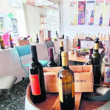 11 Monate, 18 Geschäfte - Susi und Fritz Kohler, das Hobby-Winzerpaar aus Künten, liess die Altstadtbesucher einige edle Tropfen probieren.