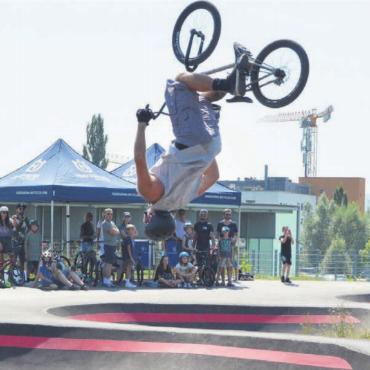 Geburtstagsparty mit Charme - Das Publikum war beeindruckt von der Show der Profifahrer und die Profifahrer waren beeindruckt von der Qualität des Pumptracks auf der Burkertsmatt. Bild: Sabrina Salm