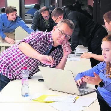Wissen, wie es geht - So wirds gemacht: Thomas Fehlmann, Leiter Steuern, nahm sich Zeit für die Fragen der Jungbürger und Jungbürgerinnen. Auch Beat Röllin, Leiter Finanzen, und Gemeinderat Daniel Pietsch halfen aktiv mit. Bilder: Chregi Hansen