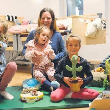 Den grössten Traum erfüllt - Die ganze Familie zusammen – in Avas Zimmer, das geht seit dem Umbau, von links: Emma, Ava, Rebekka, Lia und Jonny Loosli und Martin Zweifel. Bild: Annemarie Keusch