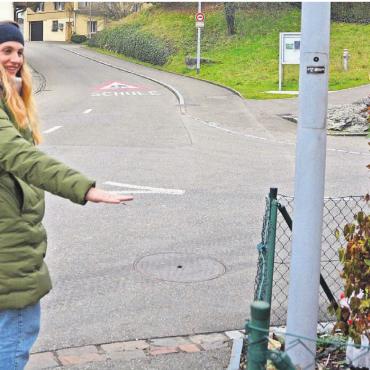 Handeln, bevor etwas passiert - Gemeinderätin Seraina Siragna zeigt die Grösse eines Kindergartenkindes. An dieser Stelle sieht es weder den Verkehr, noch sieht umgekehrt der Verkehr das Kindergartenkind. Bild: Roger Wetli