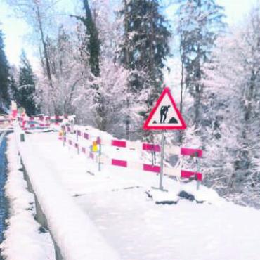 «Die Natur kam uns zuvor» - Das instabile Wegstück wurde abgezäunt und ein Provisorium eingerichtet. Bild: huy