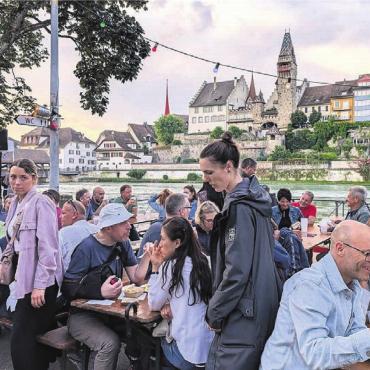 Das Reussfoodfestival startet wie im Bilderbuch - Das Reussufer wurde schon zum Auftakt des Reussfoodfestivals zum fröhlichen Begegnungsort von Hunderten Menschen, die hier eine gute Zeit verbrachten und es sich gut gehen liessen. Bilder: Marco Huwyler
