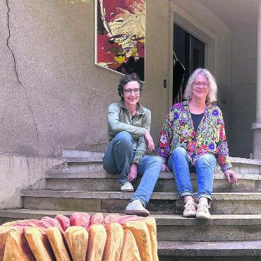 Inmitten von Zeit und Raum - Die Künstlerinnen Brigitte Blaser (rechts) und Karin Köpfli-Fehlmann mit ihren Werken im Vorder- und Hintergrund. Ab Samstag, 24. Mai, stellen sie in der Villa Wild aus.
Bild: zg