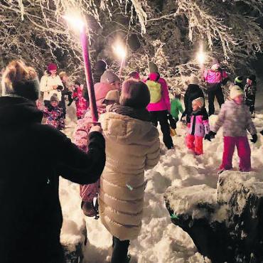 Chlausfeier im Winterwunderland - Die Kinder machten sich zusammen mit ihren Eltern im Wald auf die Suche nach dem Samichlaus.