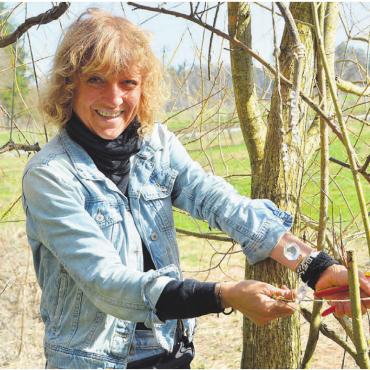 Nach den Regeln der Natur - Hat mit vielen Helfenden in Oberwil-Lieli mit ihrem Permakultur-Klanggarten eine Oase für Pflanzen, Tiere und Menschen erschaffen: Sabrina Volkart. Bild: Sabrina Salm