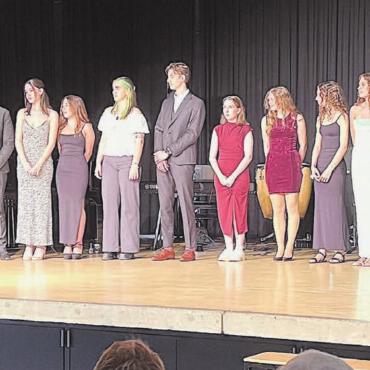 Ein Schatz in den Köpfen - Die Übergabe der Maturitätsausweise erfolgte klassenweise auf der Bühne. Bilder: Walter Minder