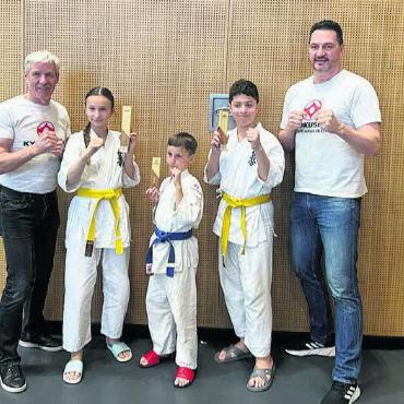 Der Karate-Spirit lebt - Die Junioren des Karate Clubs Anglikon (v. l.): Heinz Muntwyler (Trainer), Alesa Bunjaku (1. Rang), Ledion Bunjaku (3. Rang), Halil Öner (2. Rang) und Peter Hubschmid (Trainer).