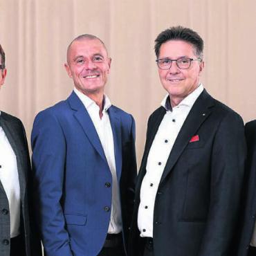 Ja zur neuen Raiffeisenbank - Sie freuen sich über die neue Raiffeisenbank Mutschellen: (v. l.) Markus Ackermann (ehemaliger Verwaltungsratspräsident Mutschellen-Reppischtal), Marco Putzolu (ehemaliger Vorsitzender der Bankleitung Mutschellen-Reppischtal), Daniel With (designierter Vorsitzender der Bankleitung der neuen Raiffeisenbank), Roger Angst (ehemaliger Vorsitzender der Bankleitung Zufikon), Daniel Schibli (designierter Verwaltungsratspräsident der neuen Raiffeisenbank), Roger Seiler (ehemaliger Verwaltungsratspräsident Zufikon). Bild: zg