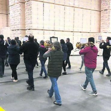 In die Zukunft investieren - Die Marschmusikproben finden ab und zu auch in einer Lagerhalle der Swisspor in Boswil statt. Bild: zg