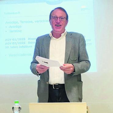 Angespannte Personalsituation - Zügig leitete Peter Spring, Präsident des Gemeindeverbands Regionale Alterszentren, durch die Versammlung der Abgeordneten. Bild: Sabrina Salm