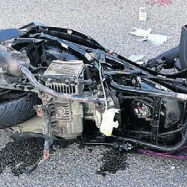 Betrunken und ohne Führerausweis gestürzt - Das Motorrad und der junge Fahrer wurden stark in Mitleidenschaft gezogen. Bild: zg