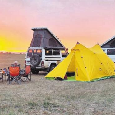 «Es gibt immer eine Lösung» - Nach den anstrengenden Fahrten genossen die sechs Schweizer die abendliche Ruhe im Camp umso mehr.