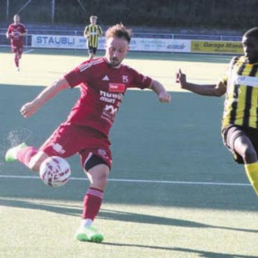 Ganz anders vorgestellt - Ernes Paden (links) rettete mit seinem Penaltytor Muri den Punkt. Bild: Archiv/jl