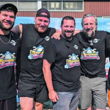Rein ins Rutschvergnügen - Das OK des Summer Splash bestens gelaunt an seinem gelungenen Anlass: Dominique Widmer, Silas Müller, Sandro Schmid, Jwan Müller und Florian Keusch (v. l.).