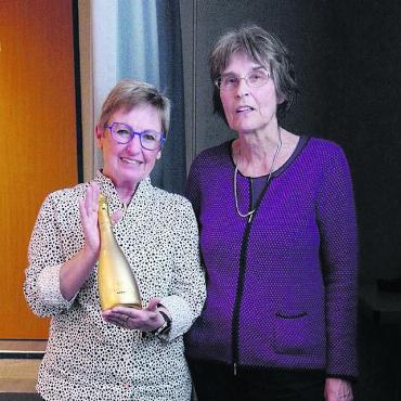 Chorleiterin geehrt - Vorstandsmitglied Eva Specht (rechts) gratulierte der Präsidentin, Margret Pfister, anlässlich des Jubiläums «10 Jahre Chorleitung». Bild: zg