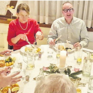 Auf die letzten 50 Jahre zurückgeschaut - Die Beriker Männerriegler und ihre Partnerinnen erlebten einen geselligen Abend. Bild: zg