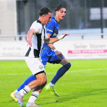 Puzzle noch unfertig - Noel Romano (rechts) im Laufduell mit einem Gegenspieler von Zürichs U19. Der FCW verliert auch das letzte Spiel der Vorbereitung. Bild: Josip Lasic
